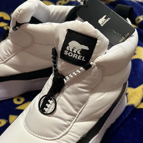 Sorel boots 🥾 - Picture 3 of 5